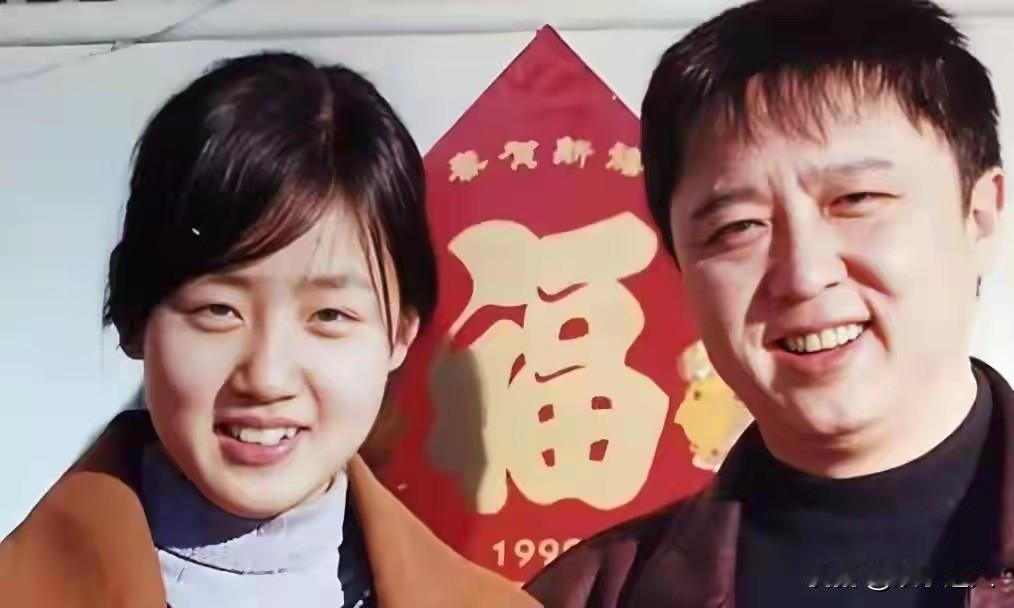 90年代于谦与老婆合影曝光，那时的谦大爷还没“烫头”，老婆比他年轻太多！一张