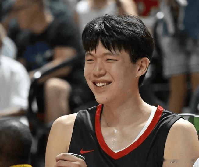 从男篮希望到“杨树懒”！杨瀚森NBA摆烂4大实锤：身材走样+女友拖累