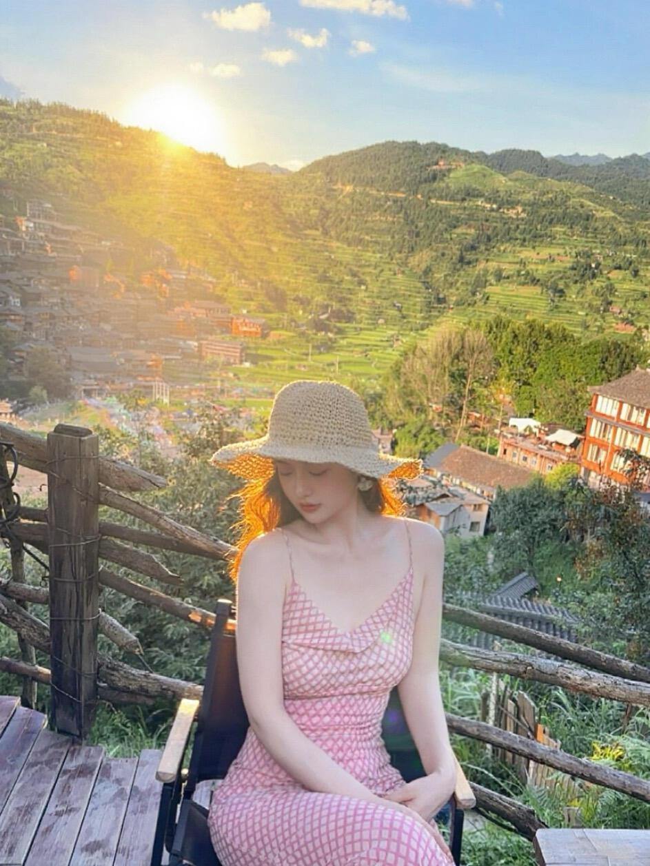         一束光，在西江千户苗寨的黄昏里，把吊脚楼的剪影镀上金边。当它掠