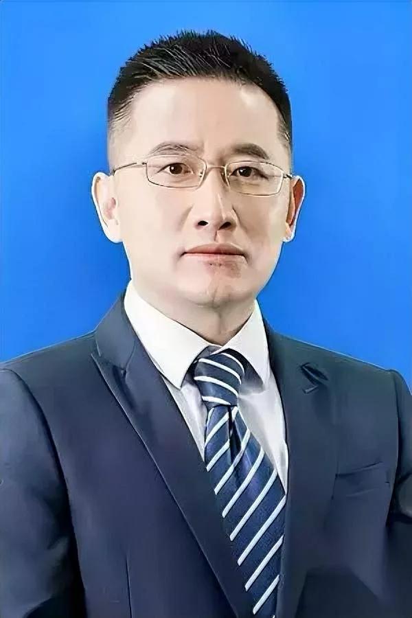 祖雄兵颜值被低估了？摘下眼镜那刻我惊到了！原以为他只是普通成熟脸，仔细琢磨才