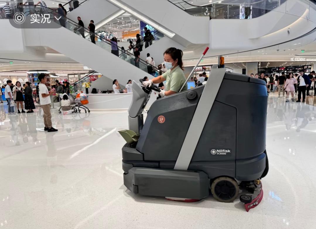 男子上班第一天害死同事，自称很冤据浙江一法治报道:一名商场新入职的保洁人员（无