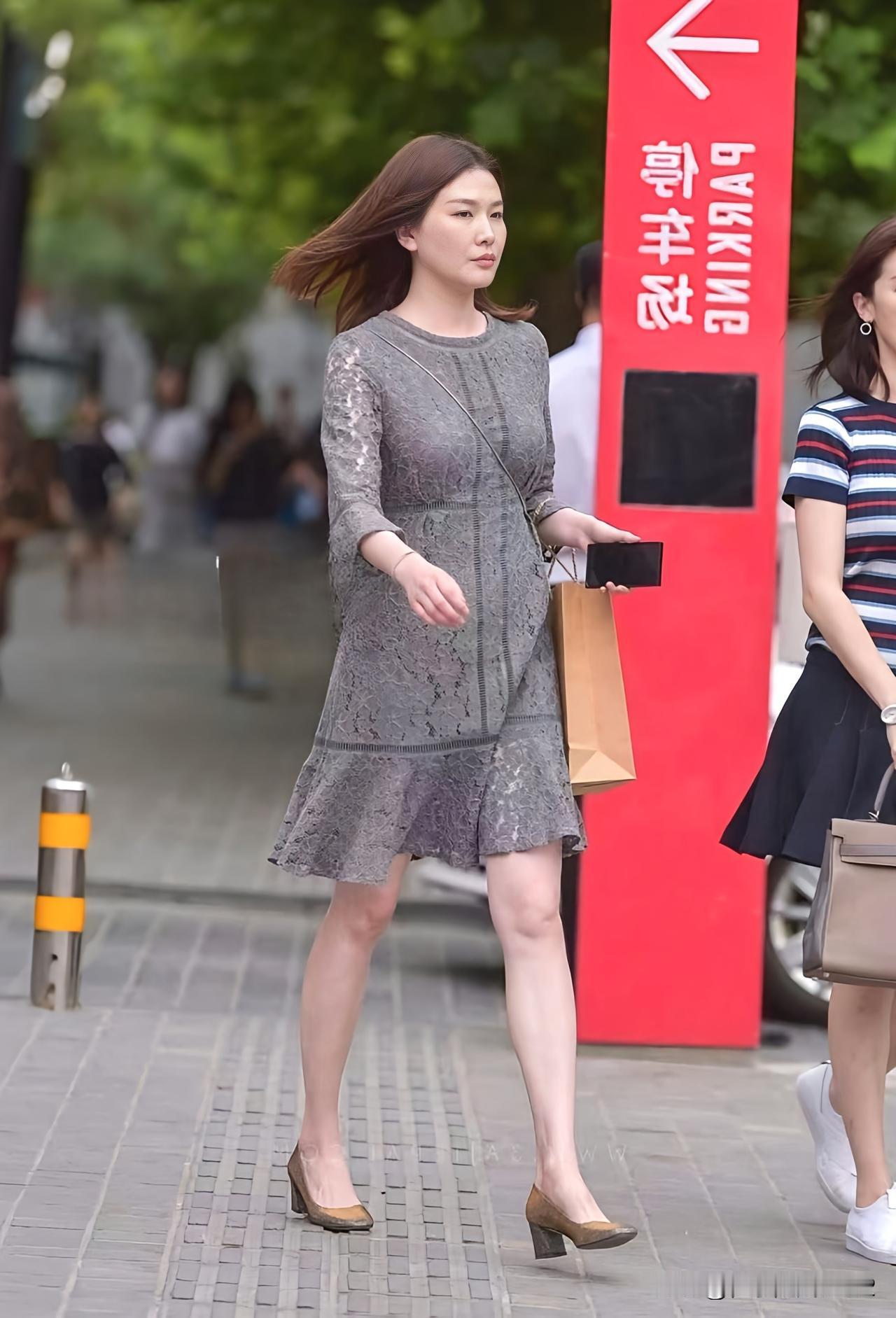 都市时尚风，优雅步履间尽显魅力！