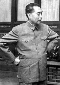 1927年，周恩来被捕。谁料，审讯他的人，竟是他的学生。他凑近周恩来，轻声说：“