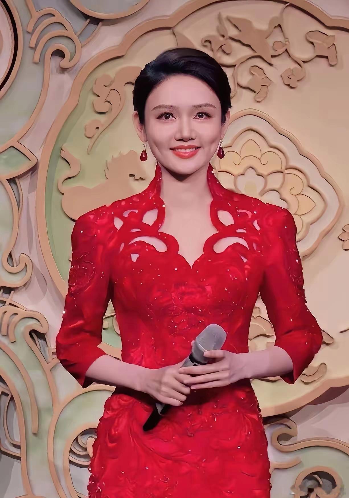 龙洋的这个眼神，总是微看上方，让人看了感觉非常的不舒服，每当她开始说话了，她的眼