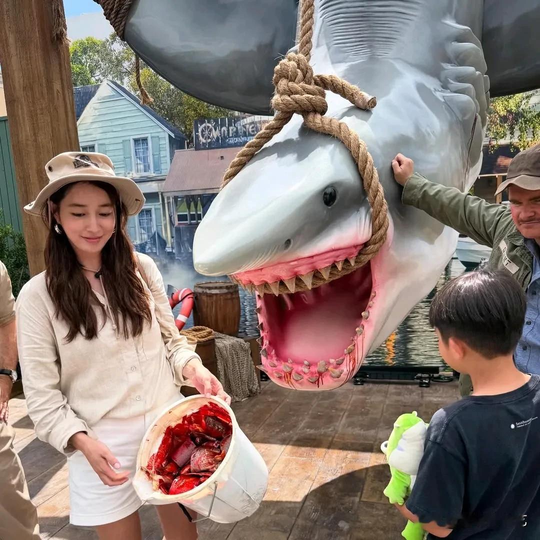 7月，演员李秉宪的妻子李敏贞在自己的Instagram上上传了多张照片。照片中，