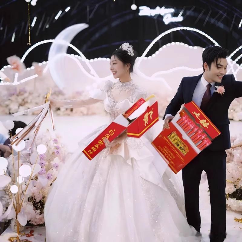这才是年轻人结婚的伴手礼现在年轻人结婚就该按着自己喜欢的来啊，辣条、彩票，你们还