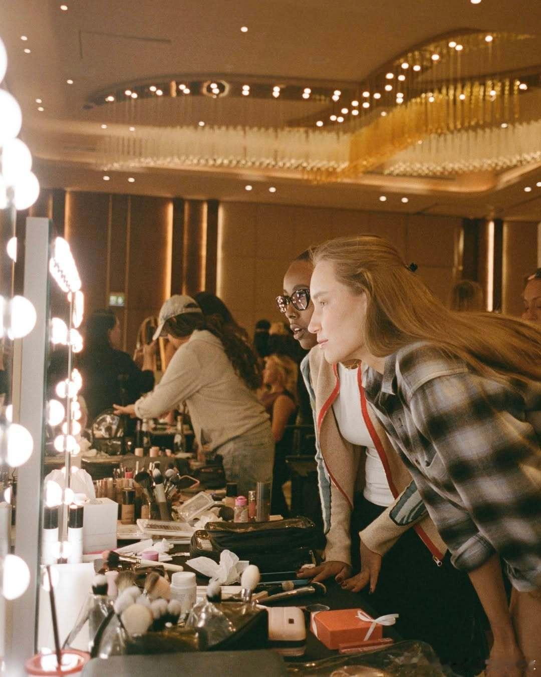 WTA放出利雅得一些幕后照莱巴金娜就一张侧面的这应该是前面没有放出来了，赛季结