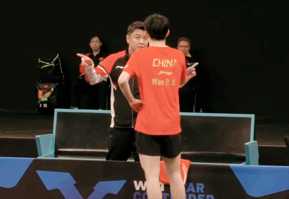 我去！温瑞博太有血性了，直接不惧雨果，11:9拿下首局。第一局雨果4:2