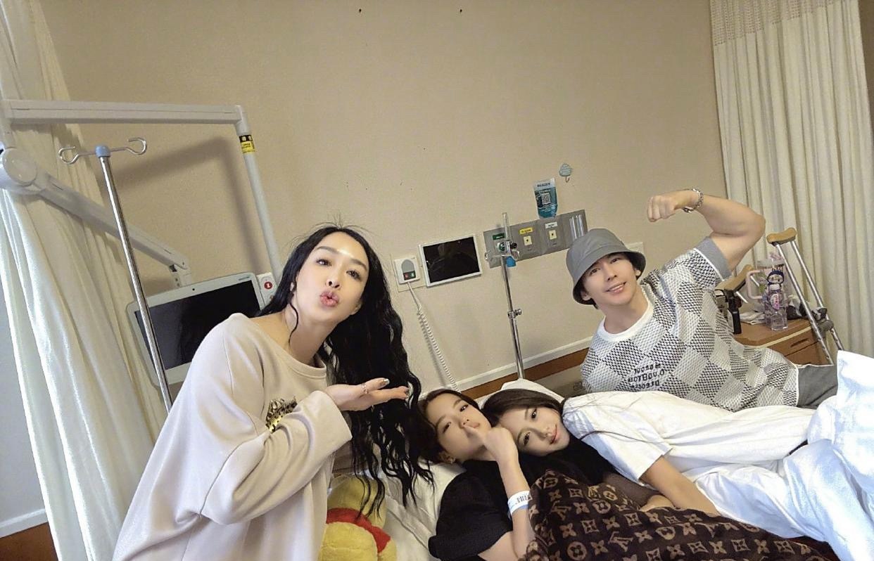 钟丽缇二女儿Jaden膝盖受伤，一家人陪着她在北京医院做手术。钟丽缇还特意发文感
