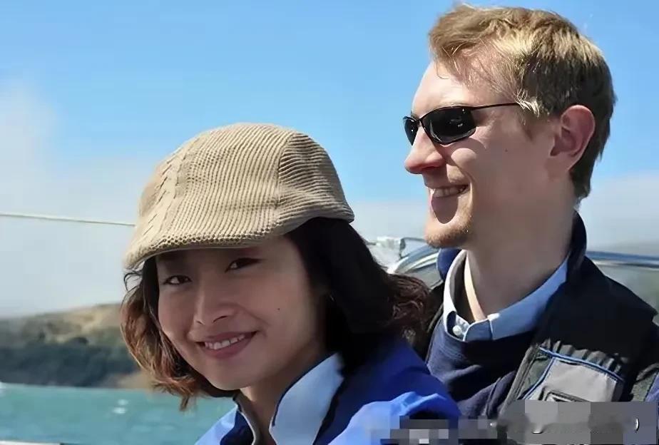 敬一丹的女儿王尔晴，条件优越、家境优渥，却坚定选择丁克生活，不生养孩子，专注活出