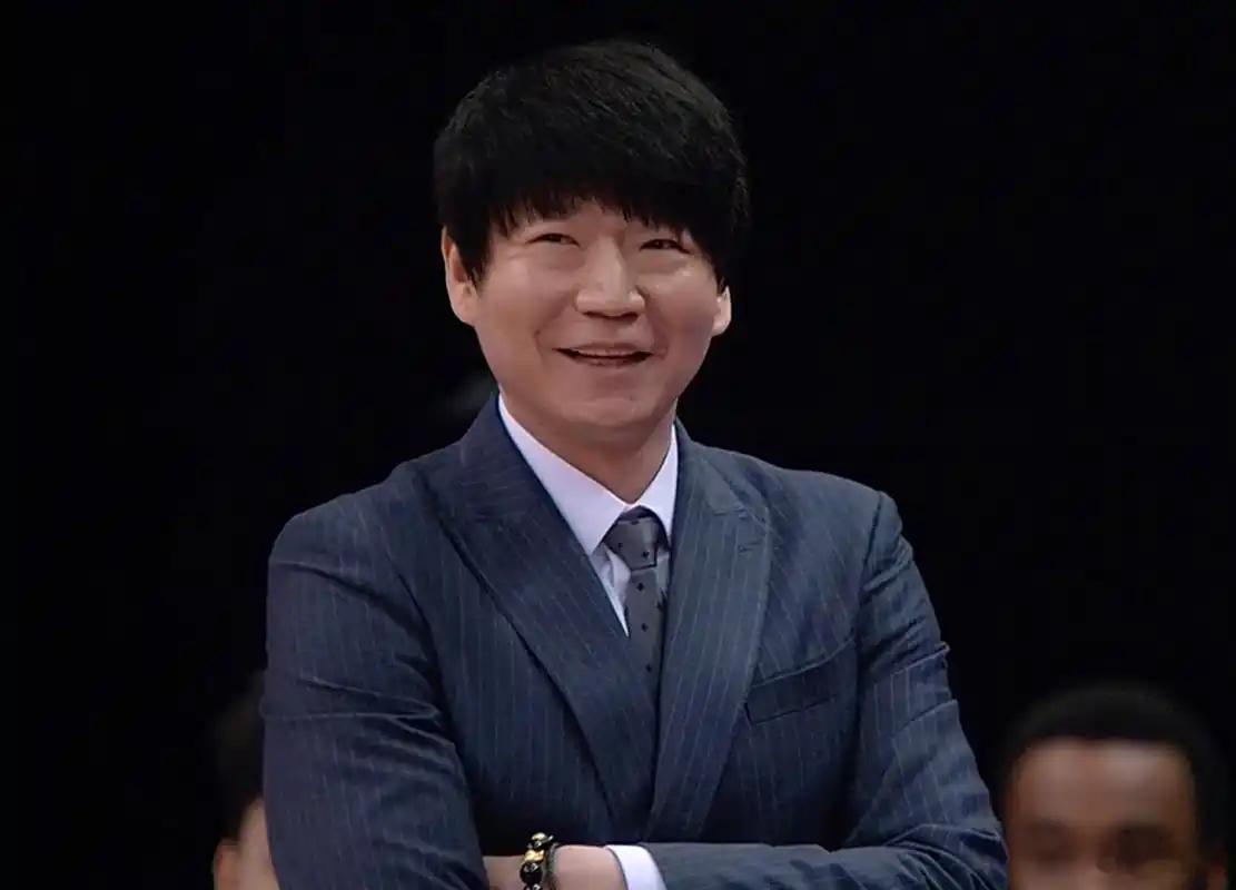科学家邱彪指导正式迎来新赛季“幸福的烦恼”公测版，摆在他面前的溶剂和试管太多了。季前赛首战拿下缺少萨