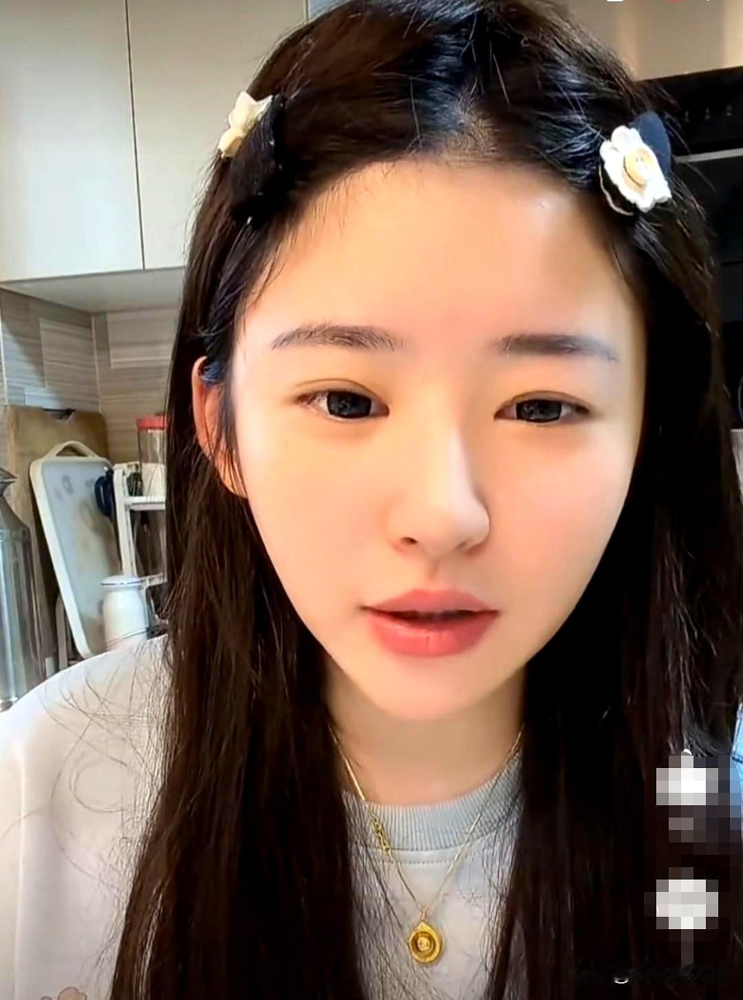 看到黄一鸣被问“王思聪落魄了会养他吗”，她那个想笑又不敢大声笑的表情，真让人心头