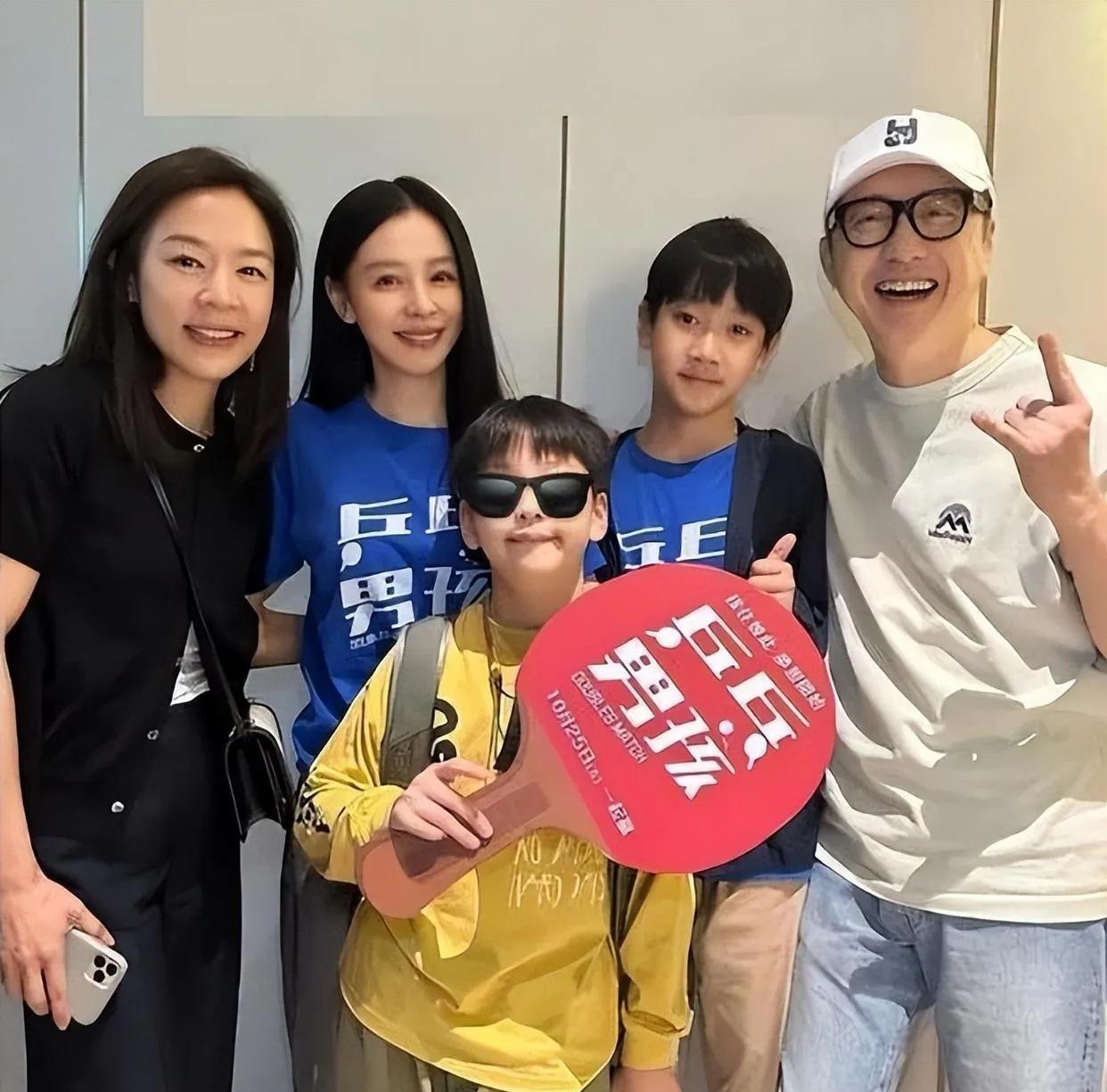 41岁的张嘉欣嫁给庾澄庆，婚后两年便儿女双全，不少人感慨她比伊能静更幸运，很大一
