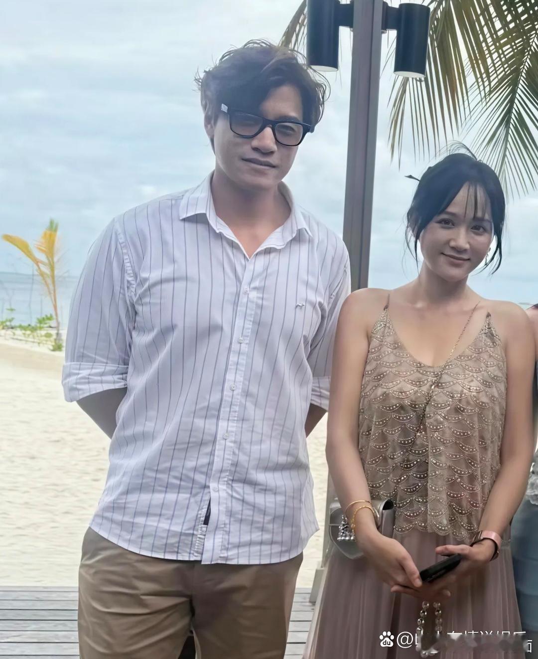 47岁陈乔恩和老公艾伦现身马尔代夫海边度假被偶遇，她穿着一条吊带纱裙，看起来挺漂亮的，状态很不错！​