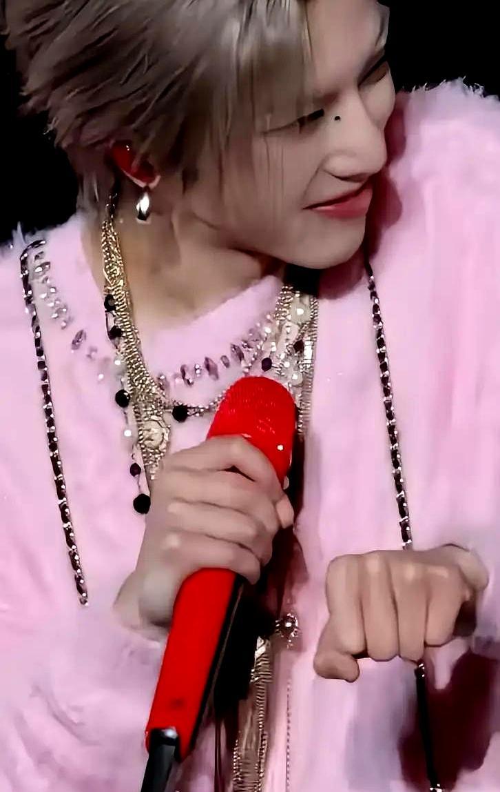 华晨宇又顶着一头金发、抹着红唇上台了。照片一出，评论区老台词重现：男不男女