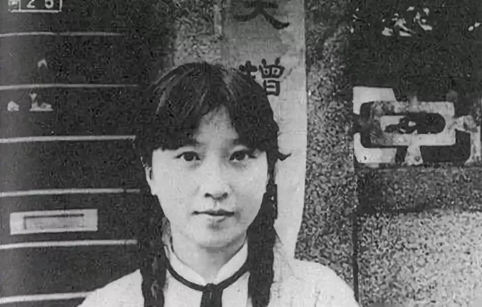 1914年，14岁的佘爱珍和一位姓吴的少爷谈恋爱未婚先孕，吴少爷却表示只是玩玩，
