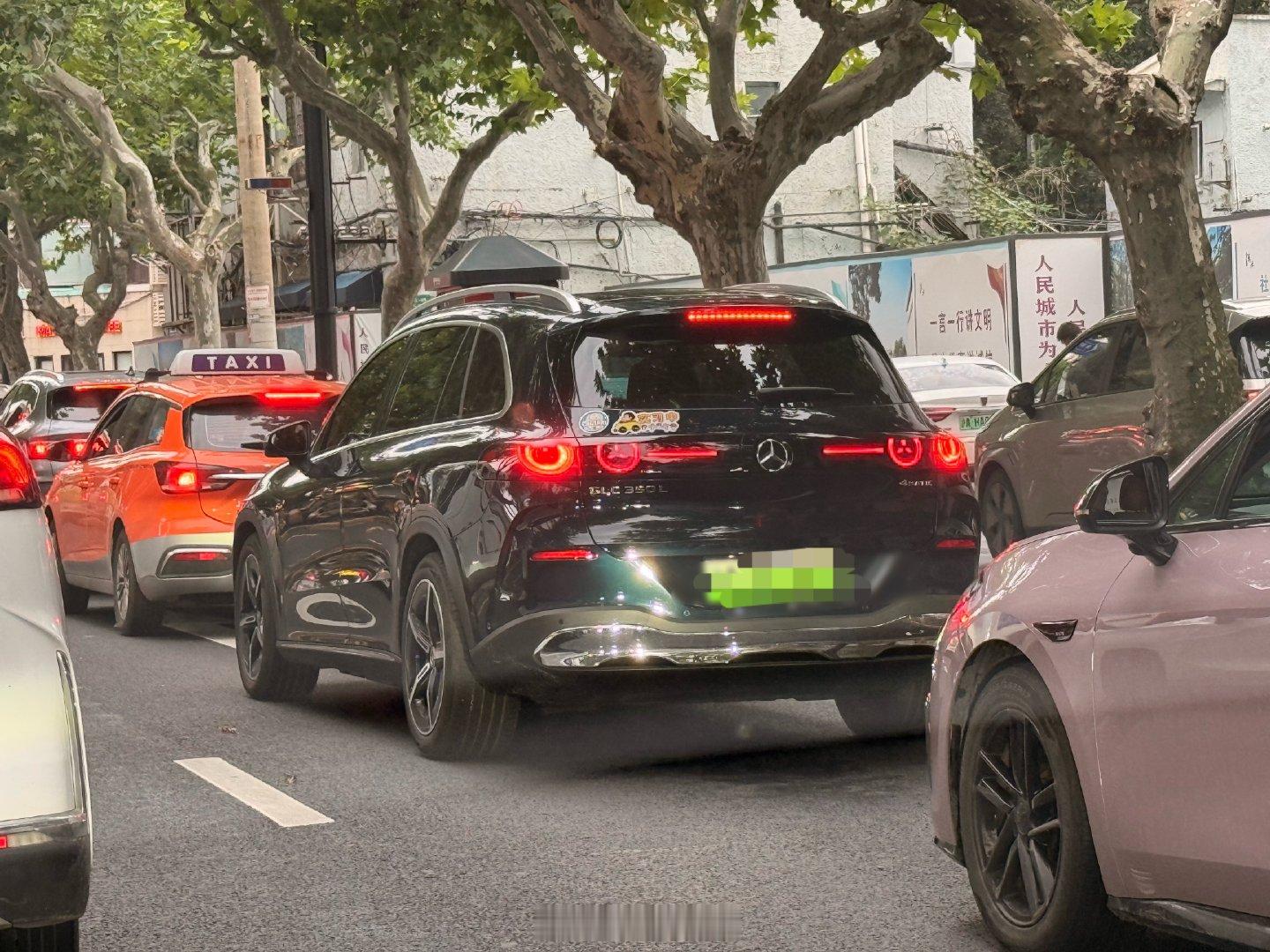 惊呆了，在路上看到一辆车，觉得像是山寨的，结果竟然是真的奔驰，设计的这么小朋友的方式吗？把奔驰的LO