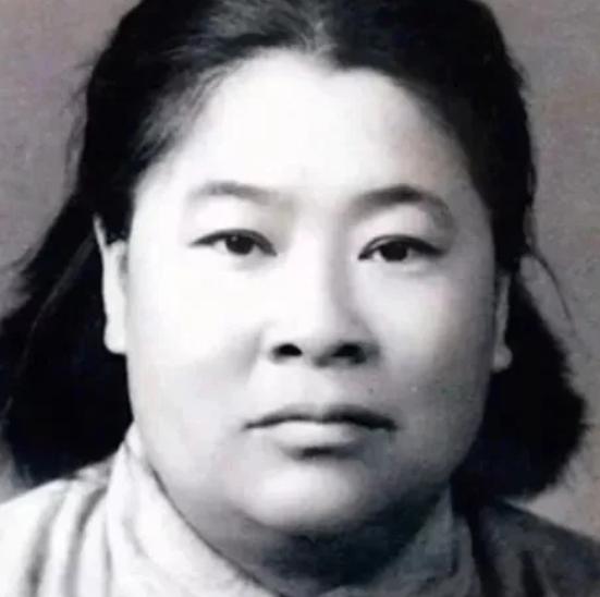 1933年，许世友听说部队有一位出身武当的女侠，便想要切磋一番，他好歹也是出自少