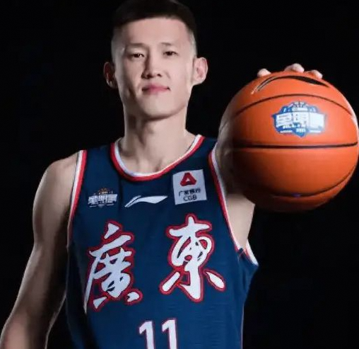 周鹏下家4选1被哄抢，任骏飞新队任职，杨鸣遭名记团队嘲讽