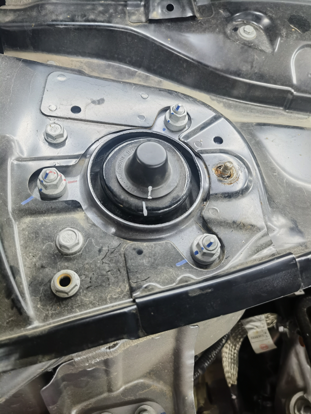 才七个月生锈了之前开车一直发现有异响，今天去4儿子处理，发现原来是螺杆生锈，螺