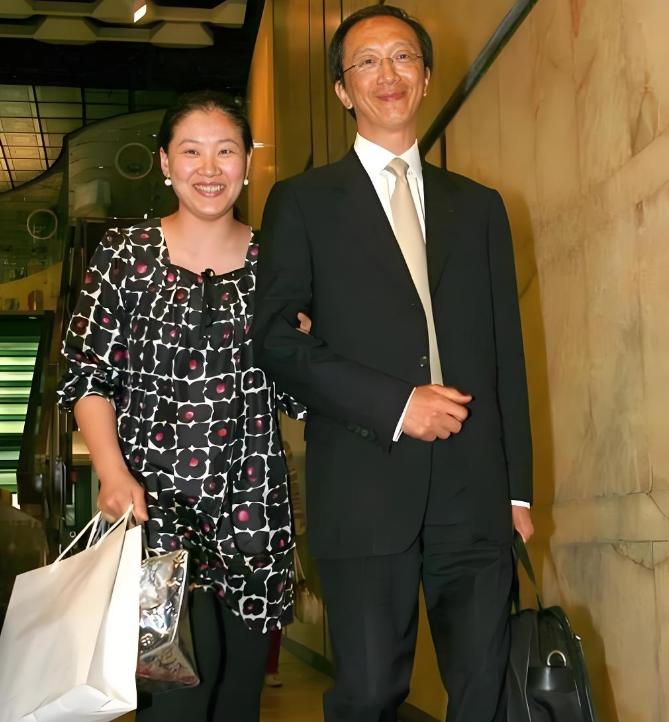 2001年，伏明霞要嫁给大她26岁的梁锦松，伏爸爸听说女婿只比自己小2岁，坚决反