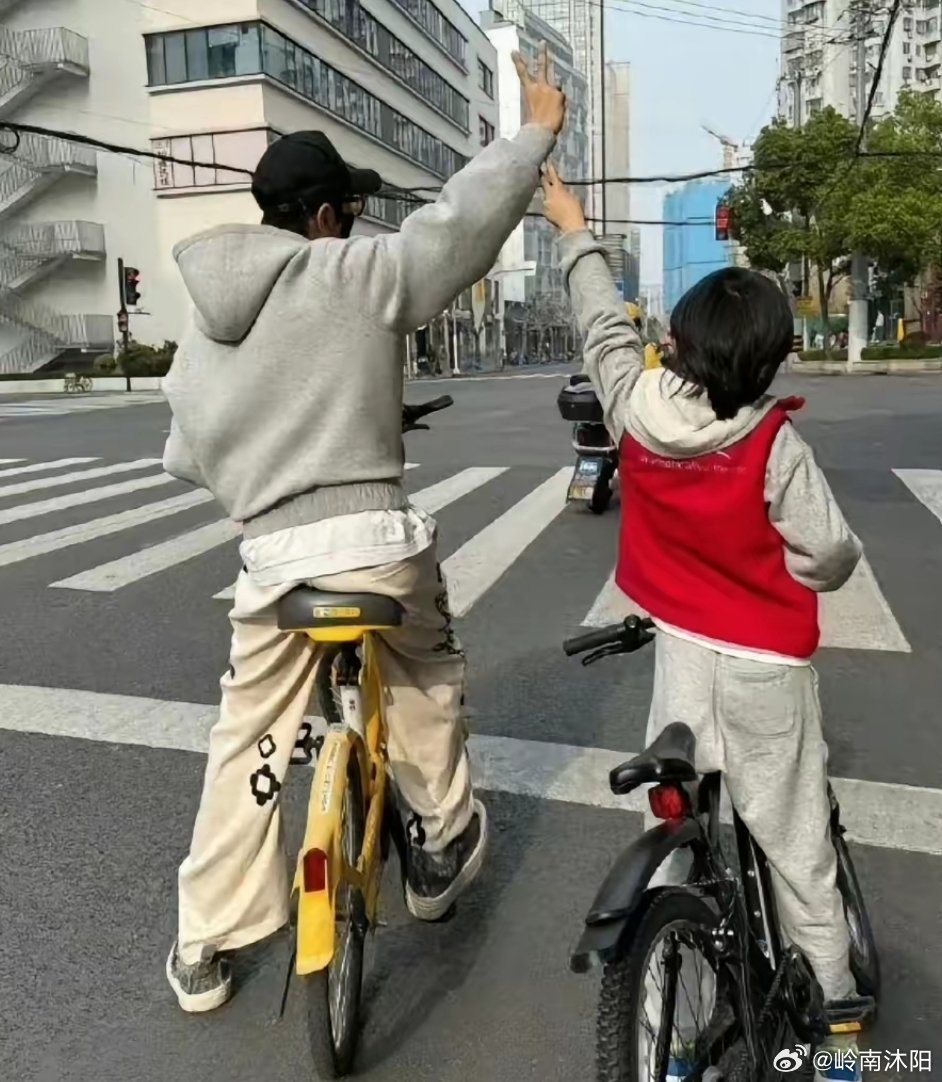 黄晓明就9岁儿子独自骑自行车上路一事发文郑重道歉，称已前往交警队接受相应处罚。他