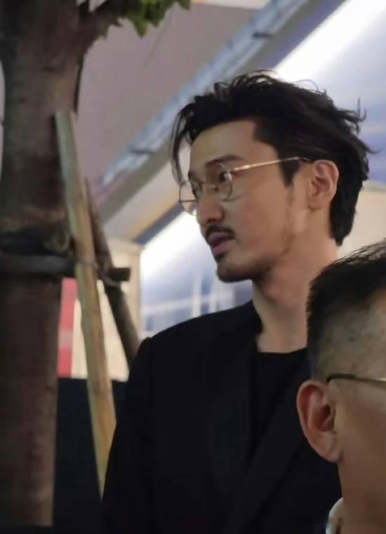 王传君精致雅痞造型惊艳全场6月10日，演员王传君亮相公开活动，一改往日随性松弛的