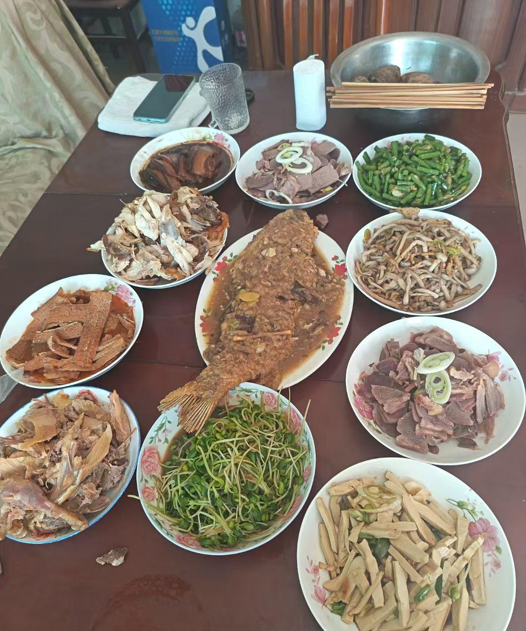 看看家里来客人，河南人准备的大餐。无论春夏秋冬，温度如何，一定先上几个凉菜。