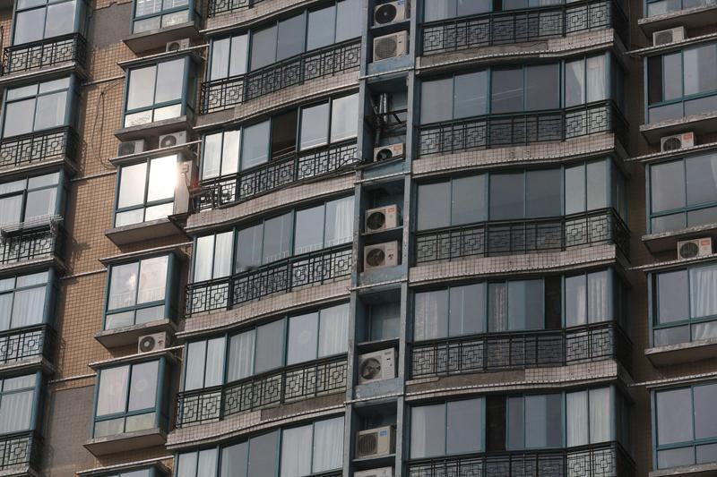 上海一栋高层住宅楼，上演了一出比电视剧还揪心的戏。一位在雇主家干了13年的保姆，