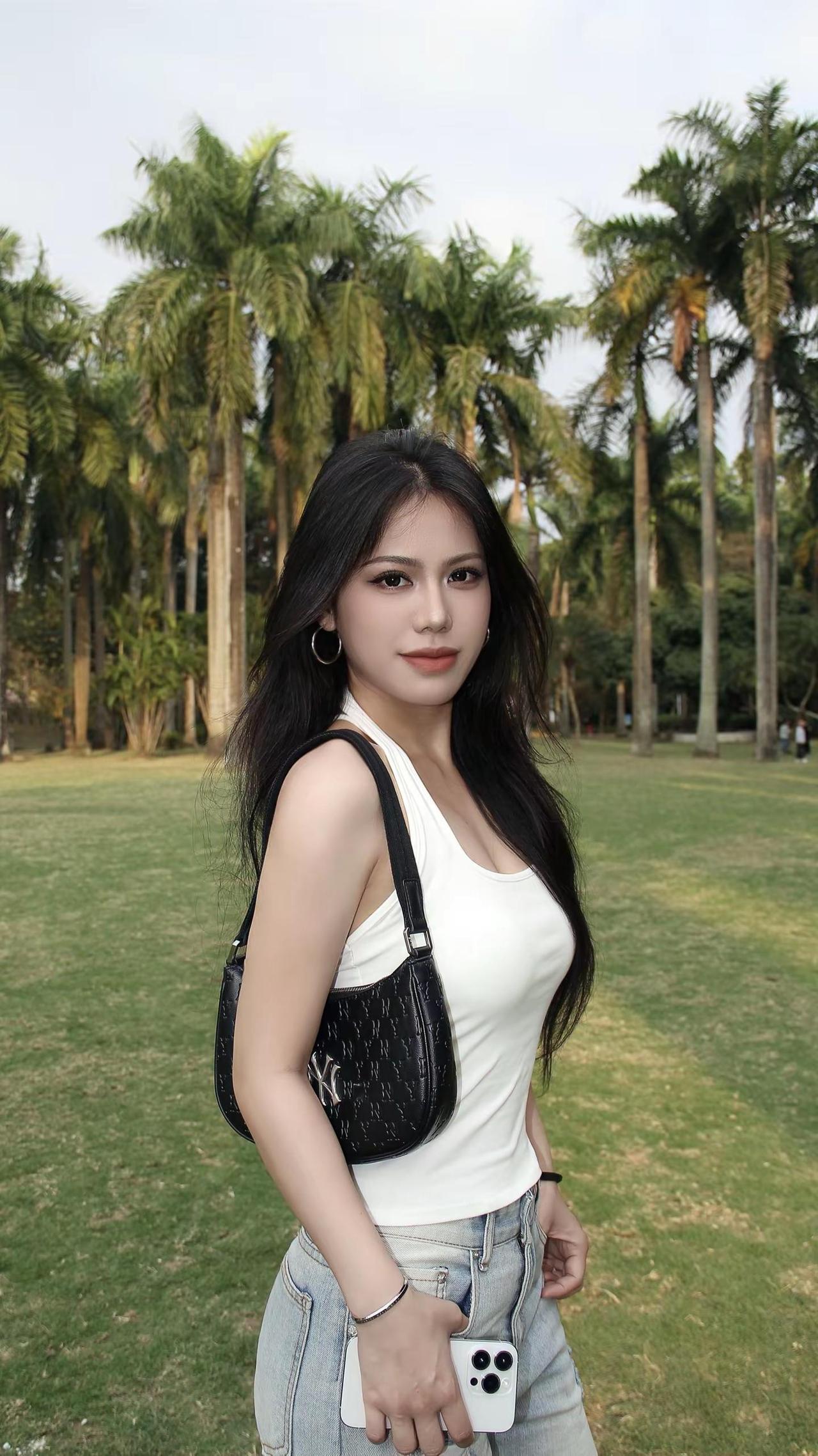 相比之下我更喜欢你放声大笑而不是整天在意你好不好看