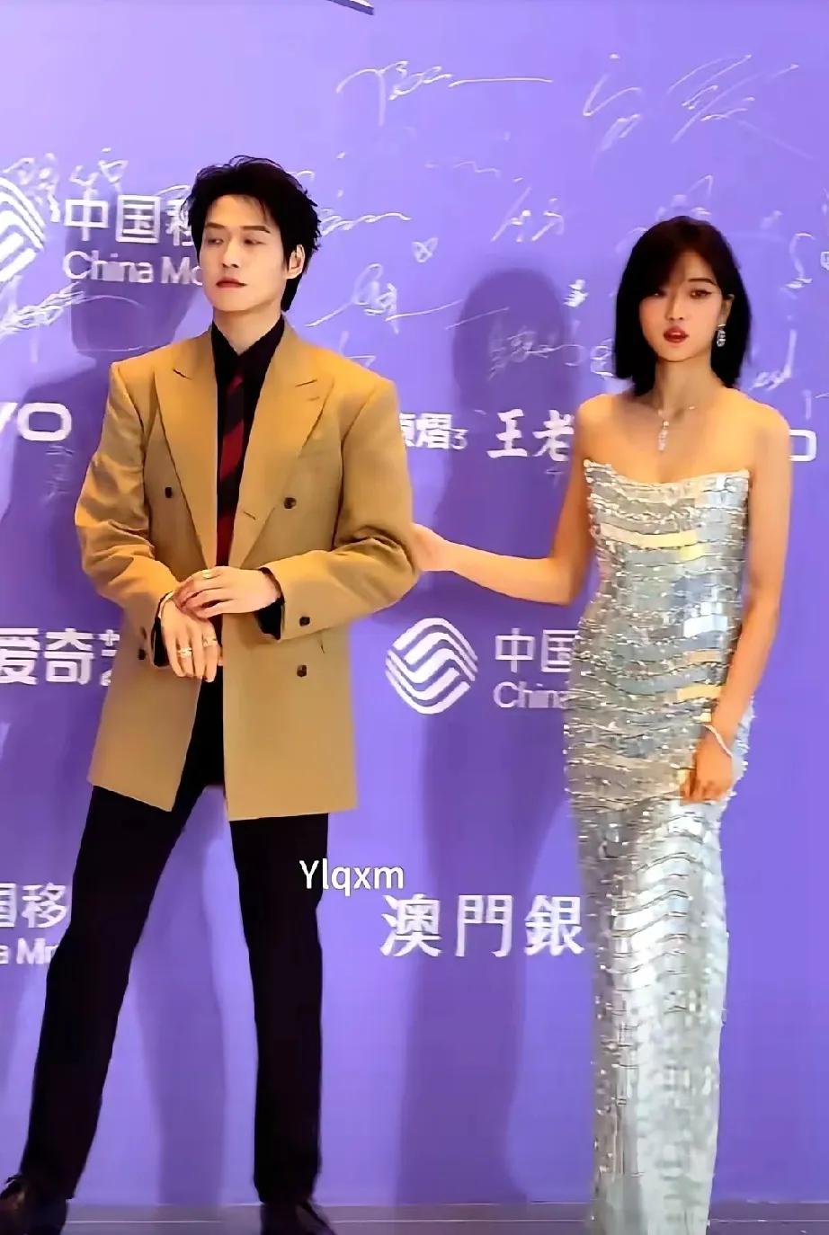 红毯惊现“避嫌名场面”！女的手刚要挽上，男的瞬间拉开距离，身体还往旁侧了侧，全程