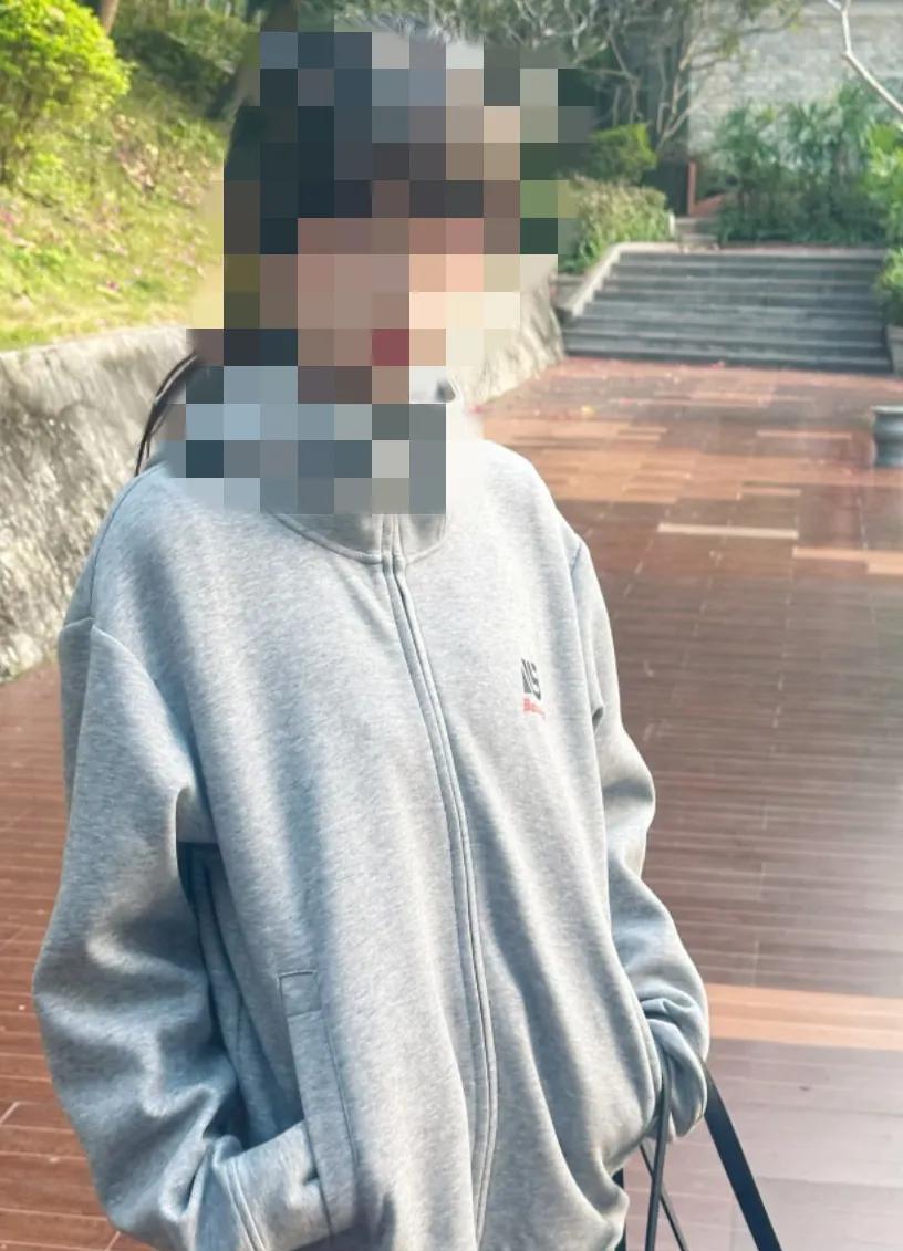 “妈，我不吃药了。”22岁的小静把药片推回桌面，父亲老周叹了口气，把药又递过去