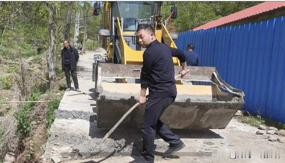 冠云山村党支部书记薛军，在公益劳动中一马当先，这就是榜样的力量啊！就像辽源市乡村
