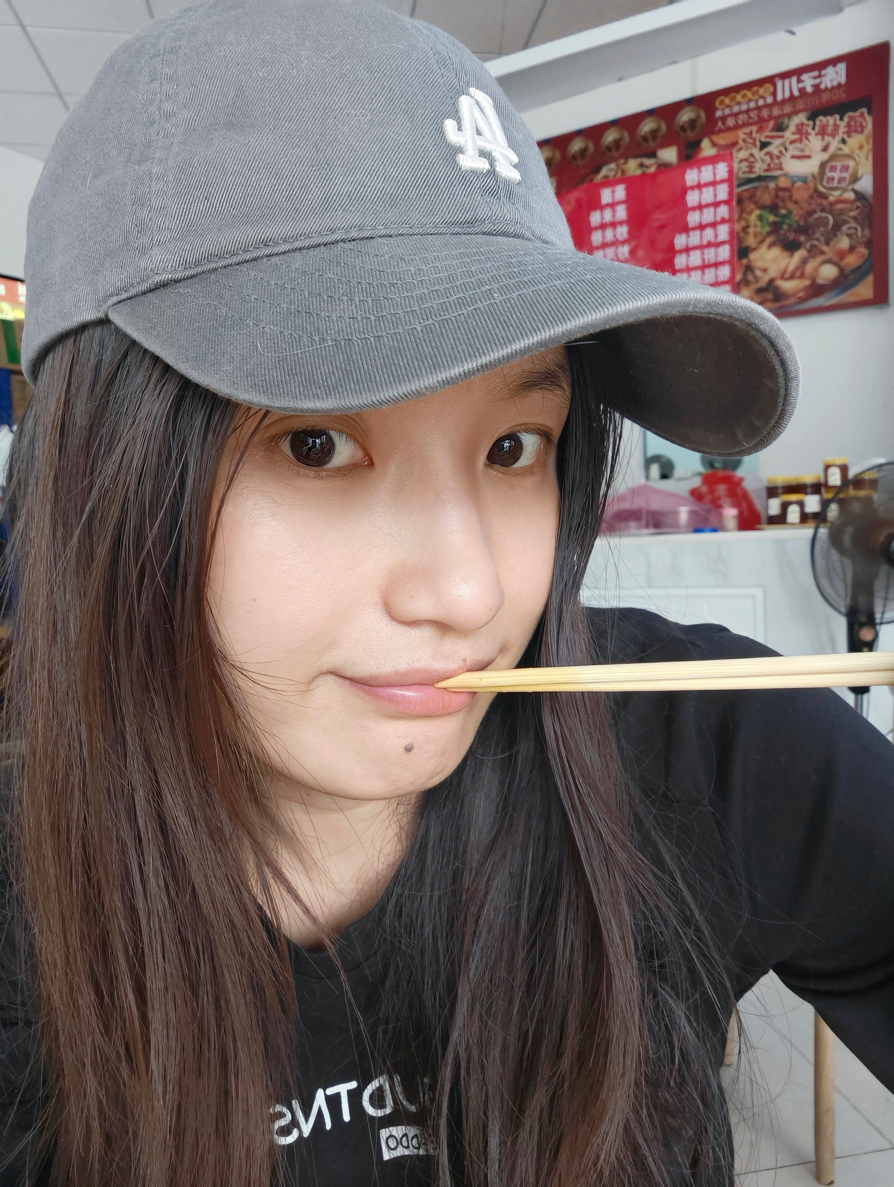 在家真好！可以不化妆不洗头随便穿带个帽子就去吃喜欢吃的肠粉。