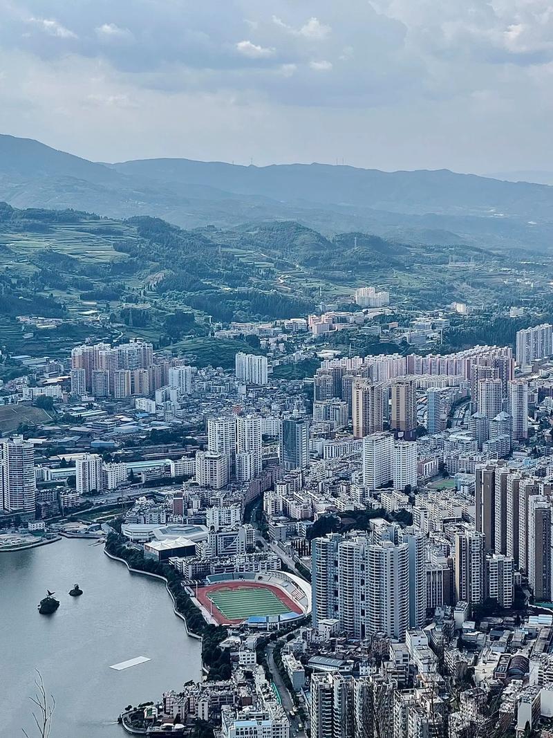 云南红河的中国锡都，个旧美景游玩攻略！红河个旧美景和美食推荐：1、金湖公园