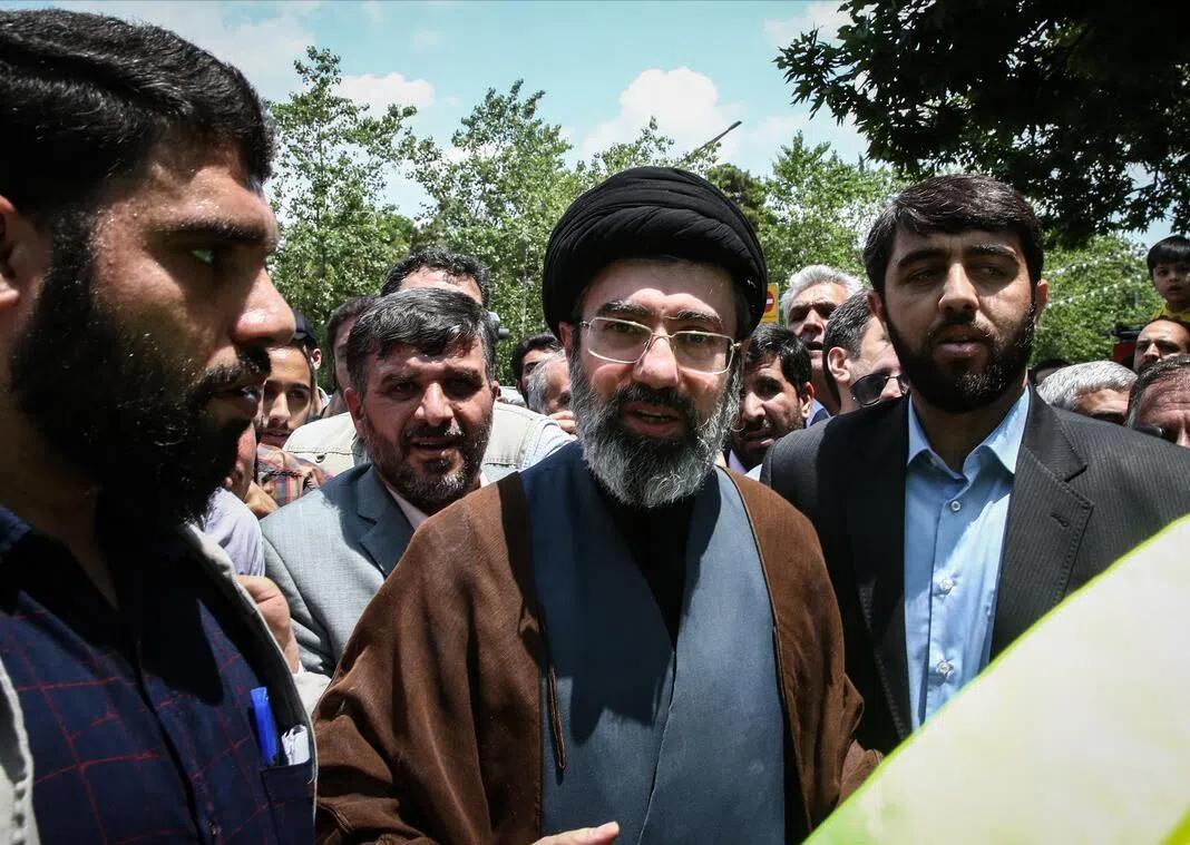 伊朗新最高领袖受伤内幕曝光：面部划伤，脚部骨折，大难不死。3月11日，美媒C