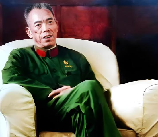 1981年，68岁的梁兴初坐在木椅上，死死盯着文件上“恢复大军区正职待遇”几个字