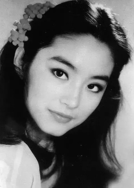 1992年，徐克不顾金庸老先生的反对，坚持用林青霞反串“东方不败”，因此，金庸生