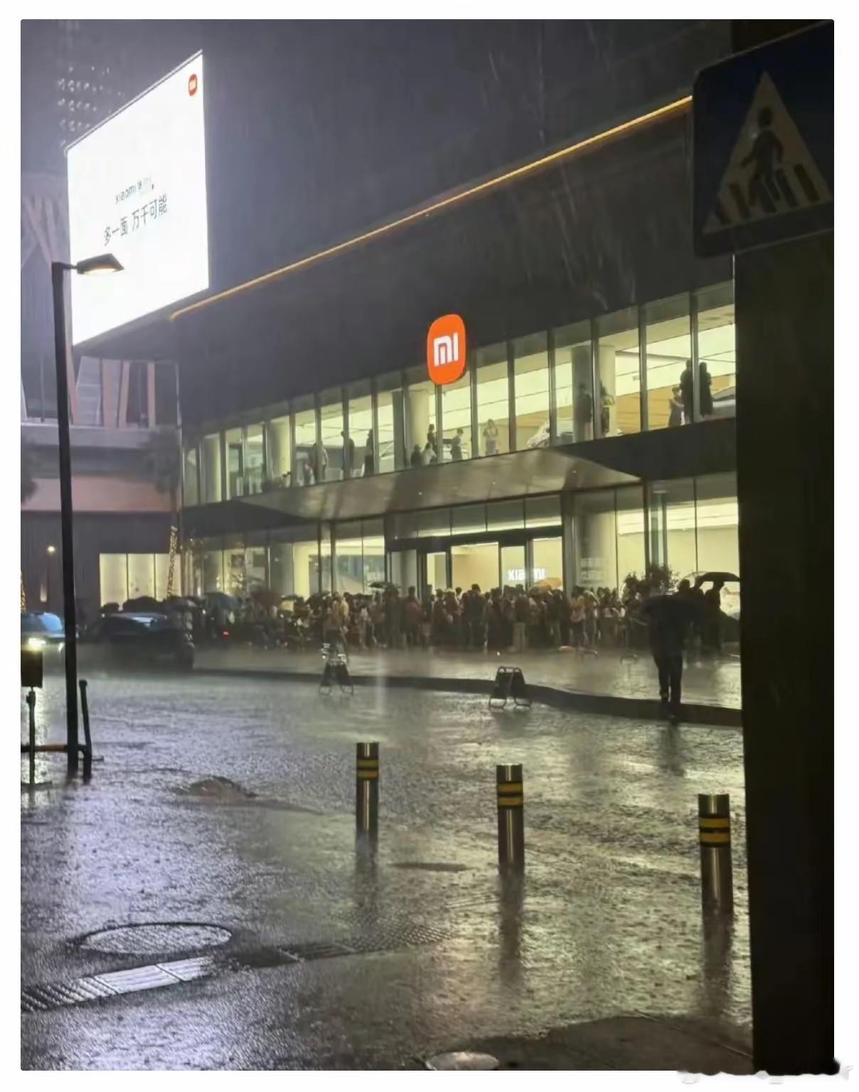 小米活该你火！人才公园突降暴雨，大家都跑到旁边的小米之家避雨。没想到小米的店员不