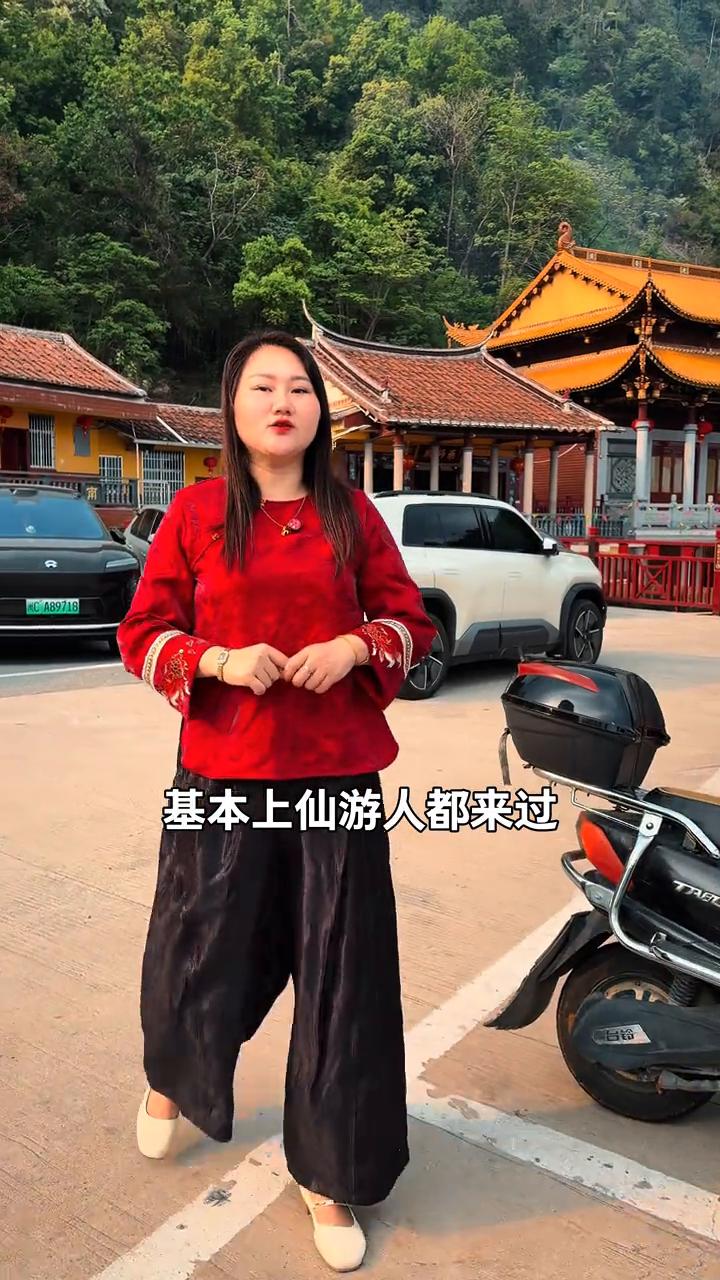 快看，我前面就是大仙游，而身后这座寺庙基本上仙游人都来过。但是这座寺庙可不简单，
