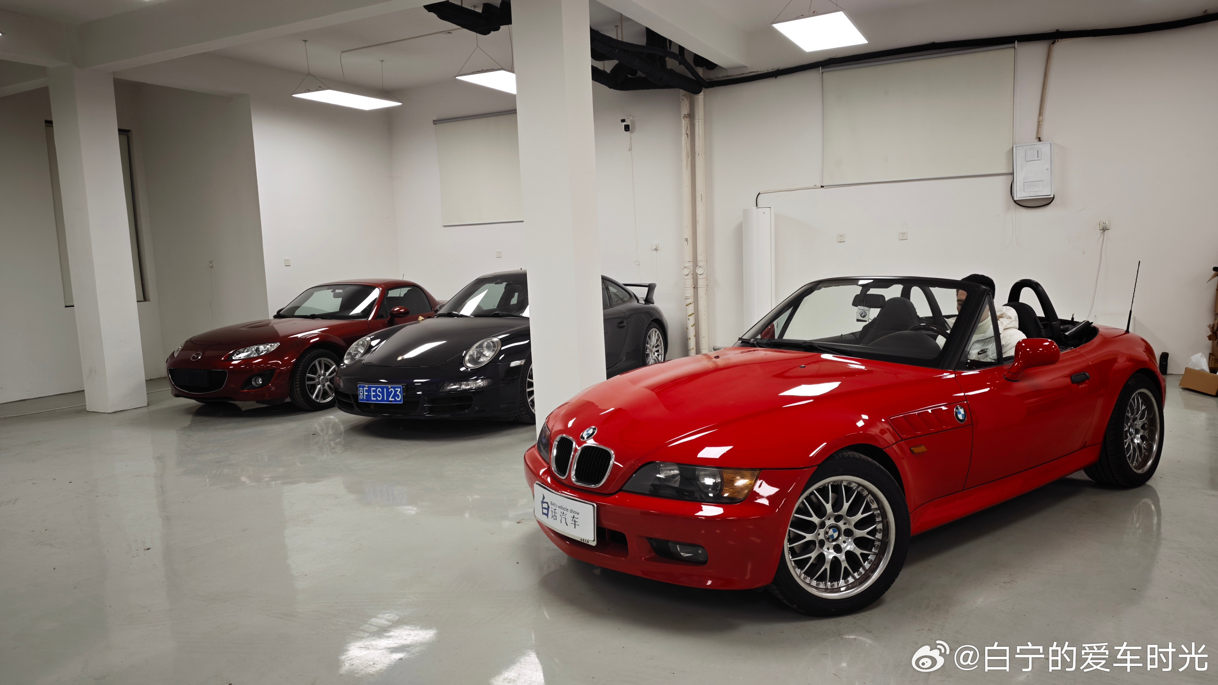 今天车库的三辆跑车，你最喜欢哪一个？