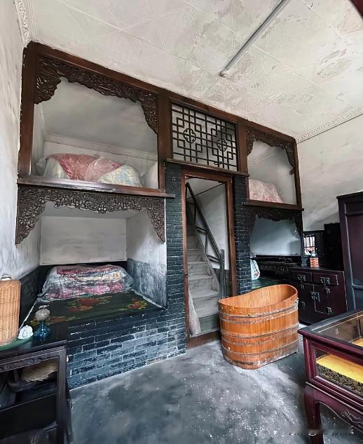 原来在古代丫鬟就住上了上下铺[呲牙笑]