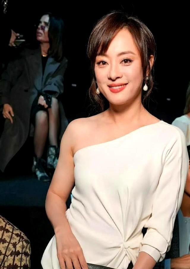 孙俪在巴黎红毯上走了十分钟，没人催，品牌却抢着发她照片。不是她懒，是她早把所有
