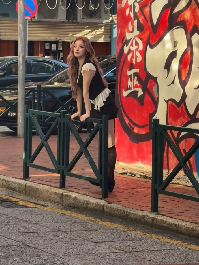 宋雨琦澳门街拍宋雨琦澳门被偶遇宋雨琦澳门街拍，宋雨琦澳门被偶遇，谁懂这个粉发黑