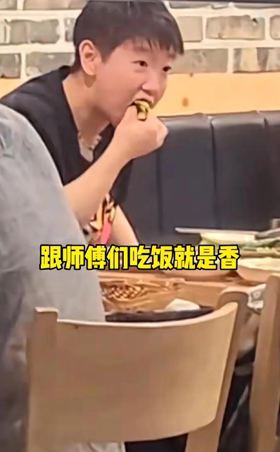 莎莎干饭超接地气咱莎宝和杨广弟、邱贻可一起吃饭啦！视频里，莎莎那叫一个大口