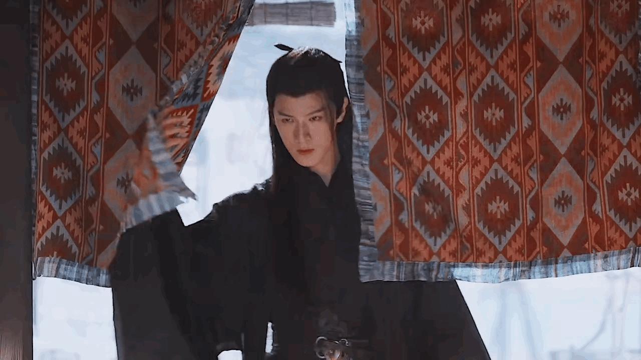 成毅和李昀锐的掀帘动图，谁更有氛围感？