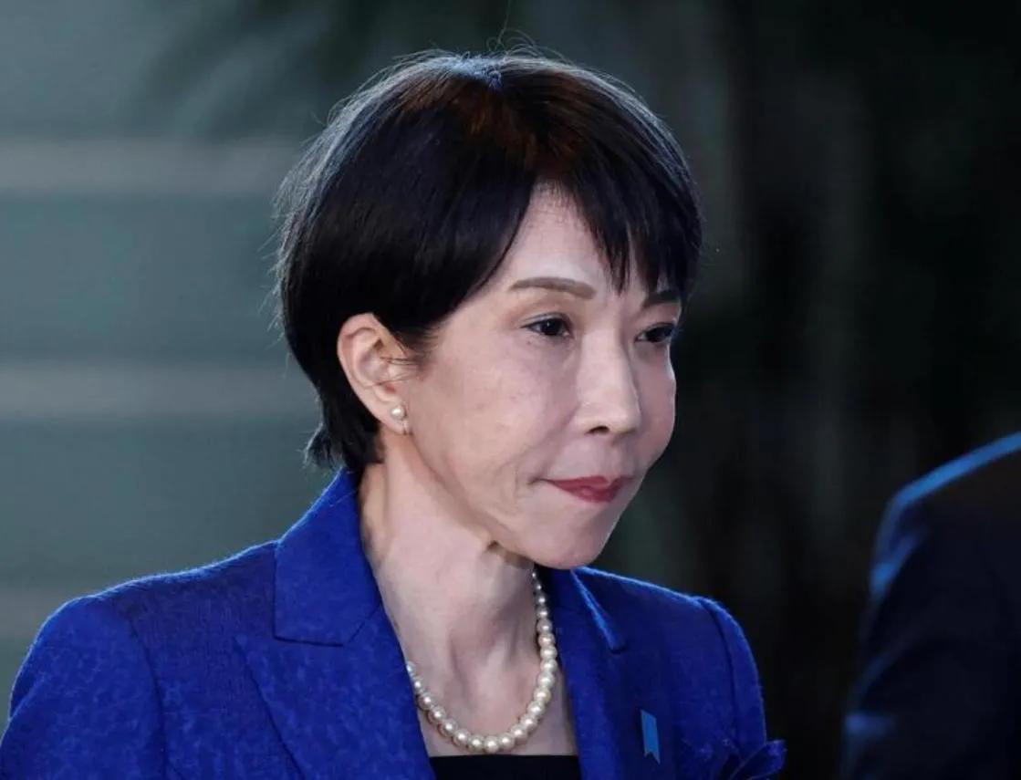 结束访美的高市不笑了，回国前突然喊话中方：愿意和中国展开对话。 高市这次去美