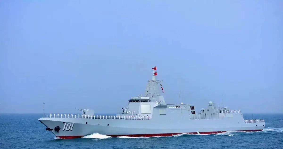 林肯号这次绕到黄岩岛附近，显然是来做“南海秀场”的。这艘航母原本可以直接去