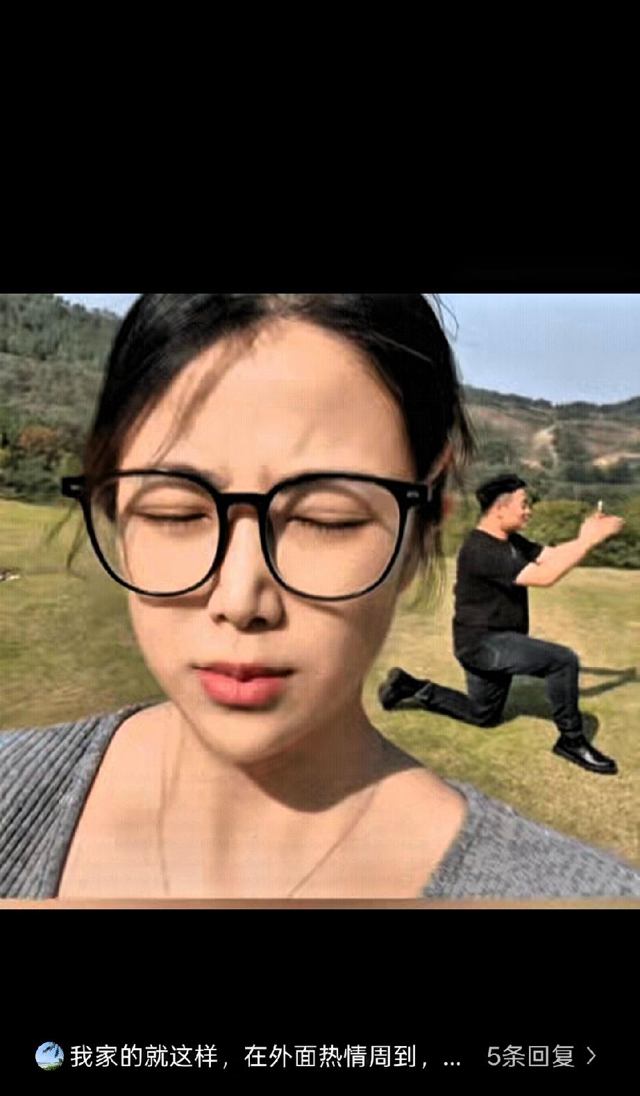 太寒心！安徽一女子和老公外出游玩，在景区里走了一会儿她去上厕所的功夫，撞见老公给