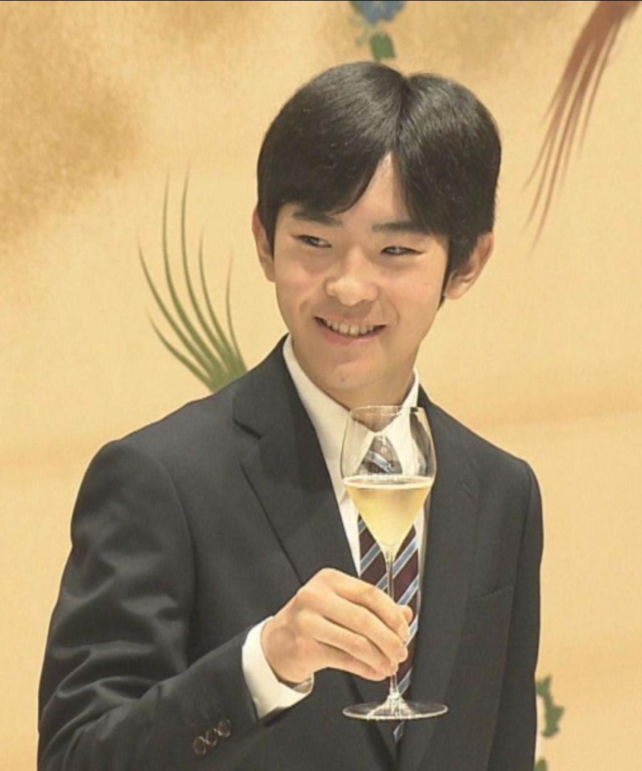 悠仁亲王出席成人礼宴会，西装笔挺举杯庆祝2025年9月10日，为庆祝秋筱宫夫妇
